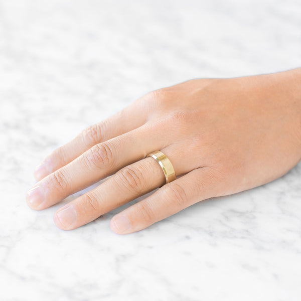 Beveled Band in 18k Yellow Gold (7mm)